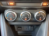 運転席・助手席の3段階シートヒーターとダイヤル式フルオートエアコンを装備。CD/DVDやUSB端子などメディア機能も揃い、どのような季節でも快適にドライブを楽しめる充実の装備です。