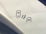 【ブラインドスポットモニター】走行中、ドアミラーの死角になりやすい箇所に後続車が接近するとサイドミラーのレンズに警告を表示!ドライバーに注意喚起をしてくれます。