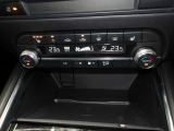ハンドルヒーターにシートヒーター、エアコンはオートエアコンで快適に運転が出来ます。