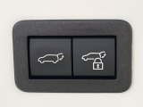 【パワーバックドア】スマートキーや運転席のボタンを押すだけでリアゲートが自動で開閉します!荷物を持っている時や、高い位置にあるバックドアを閉める際に便利な機能です♪