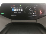 とっても見やすいメーターです。夜間時はラグジュアリーな気分にさせてくれる照明が魅力ですので、夜のドライブも楽しみになりますよ♪