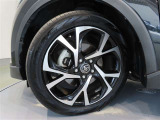 トヨタ純正アルミホイール。タイヤサイズは、225/50R18です。