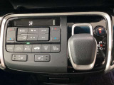車内は光触媒抗菌消臭施工済です。インパネ周りはスタイリッシュなデザインです。グローブボックスやカップホルダーのほかにトレーなどたくさんの収納スペースが付いています。