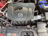 「SKYACTIV-G(ガソリン)」は、規格外の高圧縮を実現し、世界のエンジン技術者に驚きを与えました。さらに、それを維持したままノッキングの発生を抑え、熱効率を向上、走りにも寄与したエンジンです。