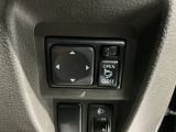 狭い駐車場で便利な電動格納ドアミラーが付いています。