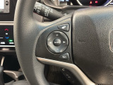 ステアリングにオーディオ操作スイッチが付いています。オーディオ画面に直接タッチしなくても操作が出来ますので、運転に集中できます。