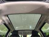 ◆固定式パノラミックルーフ。電動ブラインドを備えたパノラミックルーフです。光を取り入れることは勿論のこと、頭上に映る様々な景色をお楽しみいただけます。