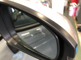 【ブラインドスポットインフォメーション】走行中に、斜め後ろの車を検知すると、ドアミラーのマーク点灯にてお知らせします。
