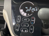 【オートエアコン】一度お好みの温度に設定すれば、車内の温度を検知し風量や温度を自動で調整。暑い&hellip;寒い&hellip;と何度もスイッチ操作をする必要はありません。快適な車内空間には必須の機能ですね♪