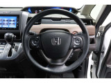 運転中もハンドルでの操作が可能です。特に高速道路等の目が離せない運転時には、便利さだけでなく、安全性も兼ね備えております。