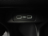 便利な充電用USBジャックも付いています。