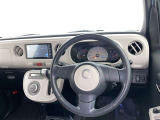 運転席まわりです。 各操作スイッチは使いやすい位置に配置されてます。