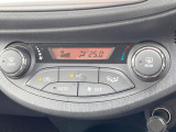 【オートエアコン】一度お好みの温度に設定すれば、車内の温度を検知し風量や温度を自動で調整。暑い&hellip;寒い&hellip;と何度もスイッチ操作をする必要はありません。快適な車内空間には必須の機能ですね♪