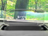 【ヘッドアップディスプレイ】現在の速度や走行情報をデジタル表示で運転席前方のガラスに投影!運転中、目線をずらさず必要な情報を確認できるのでとっても便利で安心!