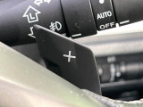 【パドルシフト】ハンドルから手を離さずに素早くシフトアップ&ダウンができるので、エンジンブレーキを使う下り坂や高速道路の合流で加速したい場面で役立ちます。