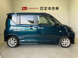 車両右側面からの写真になり。車をご覧になりたい時はお気軽に最寄りの店舗へご相談下さい。