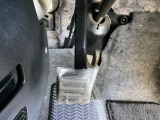 パーキングブレーキはフット式なので運転席と助手席の間はすっきり、移動も楽々です。さっと手が届く位置にATセレクトレバーやエアコンスイッチなどがあり操作性に優れています