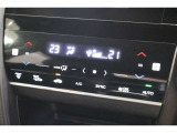 フルオートエアコンが装備されています!お好みの温度設定をするだけでエアコンの風量やモードの切り替えを自動でコントロールしてくれます!ユーザーの操作が少なく燃費走行にもつながります!