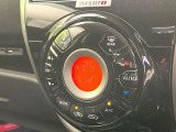【オートエアコン】一度お好みの温度に設定すれば、車内の温度を検知し風量や温度を自動で調整。暑い&hellip;寒い&hellip;と何度もスイッチ操作をする必要はありません。快適な車内空間には必須の機能ですね♪