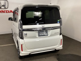 リアはプライバシーガラス付です。見た目もかっこいいですよね。また、太陽光を防ぐので冷房の効きを良くする効果もあるんです。エアコンを控えめにすれば燃費向上も見込めますよ。