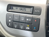 【オートエアコン】一度お好みの温度に設定すれば、車内の温度を検知し風量や温度を自動で調整。暑い&hellip;寒い&hellip;と何度もスイッチ操作をする必要はありません。快適な車内空間には必須の機能ですね♪