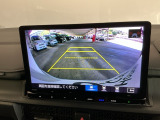 【バックカメラ】運転が苦手な方も車庫入れラクラクです!ギアをリバースに入れれば自動的に切り換わりますので、面倒な操作は不要です♪狭い駐車場もお車を傷つけず安心ですね!