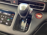 インパネシフトを採用しているので、前席の足元も広々としています。運転席と助手席の行き来もスムーズです!