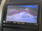 【バックカメラ】駐車時に後方がリアルタイム映像で確認できます。大型商業施設や立体駐車場での駐車時や、夜間のバック時に大活躍!運転スキルに関わらず、今や必須となった装備のひとつです!