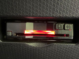 【オートエアコン】一度お好みの温度に設定すれば、車内の温度を検知し風量や温度を自動で調整。暑い&hellip;寒い&hellip;と何度もスイッチ操作をする必要はありません。快適な車内空間には必須の機能ですね♪
