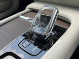 【オレフォス社製クリスタル・シフトノブ】高い存在感を放つクリスタルのシフトノブはボルボPHEV車のみに装備される特別なアイテム。スウェーデン南部のクリスタルガラスメーカー、オレフォス社による製造。