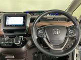 【ハンドル】運転にかかわる様々な操作を安全に行えるように視点移動が少なく操作性に配慮されたスイッチ類が凝縮されたコックピットです。