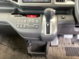 足元スッキリ、インパネシフトです。パーキングブレーキはフットブレーキタイプなので、運転席と助手席の間がスッキリしています。