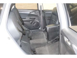 HONDA独自の機構!リアシートはチップアップ(跳ね上げ)することにより背の高い荷物も楽々積み込みすることが可能!!より空間を有効にするためにも大変便利なシートアレンジになります!!