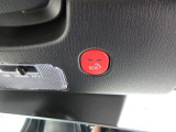 エアバッグ作動時や後突時、もしくは車内のSOSボタンを押した際に緊急通報オペレーターに連携し、救急・警察を手配します。更にオペレーターにも連携、お客様のご要望に応じてロードサービスの手配を行います。