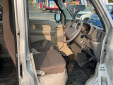 シンプルながらホールドの良いシートです。 しっかりホールドしてくれるシートの方が長く座っていても疲れにくいです!
