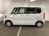 狭い駐車場でも、スライドドアならチャイルドシートへのお子さまの乗降や荷物の積載もスムーズ。とても便利な【両側電動スライドドア】ドアハンドを少し引くだけでリアドアが自動開閉します。