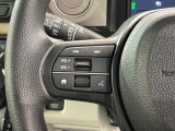 ステアリングにオーディオ操作スイッチが付いています。オーディオ画面に直接タッチしなくても操作が出来ますので、運転に集中できます。
