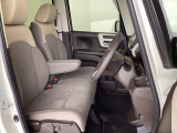 フロントシートはベンチシートです。ベンチシ―トは運転席と助手席の移動もスムーズ。狭い駐車場での乗り降りに便利です。