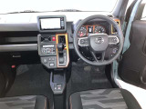 運転席周りのレイアウトをご覧ください。ナビゲーションが綺麗に装着されすっきり収まってますね!