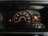 メーターは数字や表示が大きく、運転中でも視線移動が少なく確認できるため、商用車としての実用性がとても高いです