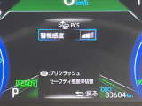 【プリクラッシュセーフティ】前方の車両等を検知し、衝突しそうな時は警報で注意を促し、ブレーキを踏む力をサポート。ブレーキを踏めなかった場合は衝突被害軽減ブレーキが作動、衝突回避をサポートします。