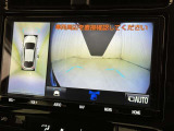 パノラミックビューモニターを装備。駐車場や交差点でクルマを真上から見るように周囲を確認できます。機能の詳細は販売店スタッフまでおたずねください。