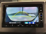 リバースギアに入れるだけで後方の表示へ切り替わります。夜間や雨の日の駐車も楽になりますよ。