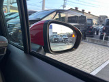 BSW(後側方車両検知警報)ブザーとともに、ブレーキを制御することで車両をもとの車線内に戻すような力を短時間発生させ、車両との接触を回避するようドライバーのステアリング操作をアシストします。