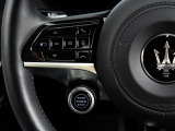 車両の情報をステアリングで操作、確認できます。
