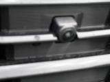 フロントグリルに装着されたカメラの映像をディスプレイに表示。自車の前方の様子が確認でき、見通しの悪い交差点や駐車、発進時などの前方確認をサポートします。