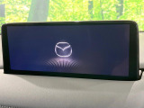 【10インチマツダコネクト】車内の雰囲気にマッチした大型のディスプレイ。スマホ接続でのナビ使用やBluetooth再生等、様々な機能が楽しめます。直感的なダイヤル操作が可能で、使い勝手も良好です。