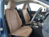 【清潔感のある運転席&助手席】隅々までクリーニングの行き届いた運転席&助手席。目立ったシミや汚れ等もございません。快適なドライブをどうぞ。