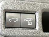 【パワーバックドア】スマートキーや運転席のボタンを押すだけでリアゲートが自動で開閉します!荷物を持っている時や、高い位置にあるバックドアを閉める際に便利な機能です♪