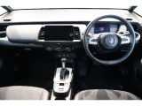 操作性に優れた運転席となります!小物入れや各ボタンの配置にこだわり、使いやすいです!座り心地もよく視認性も良好なのでロングドライブもお任せ下さい!